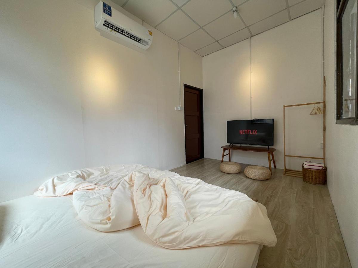Hostel The Ordinary 8 Surat Thani Exterior foto