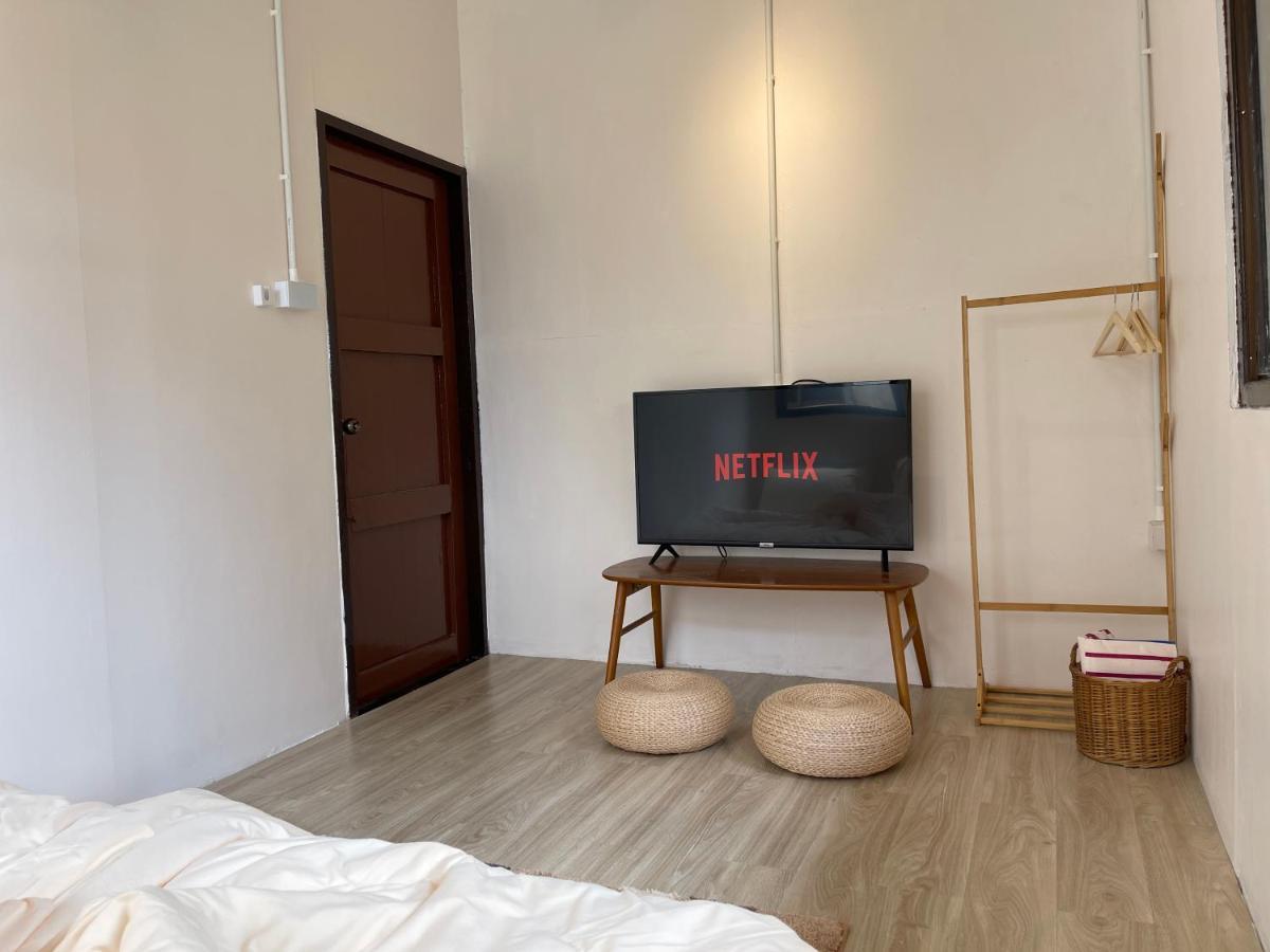Hostel The Ordinary 8 Surat Thani Exterior foto