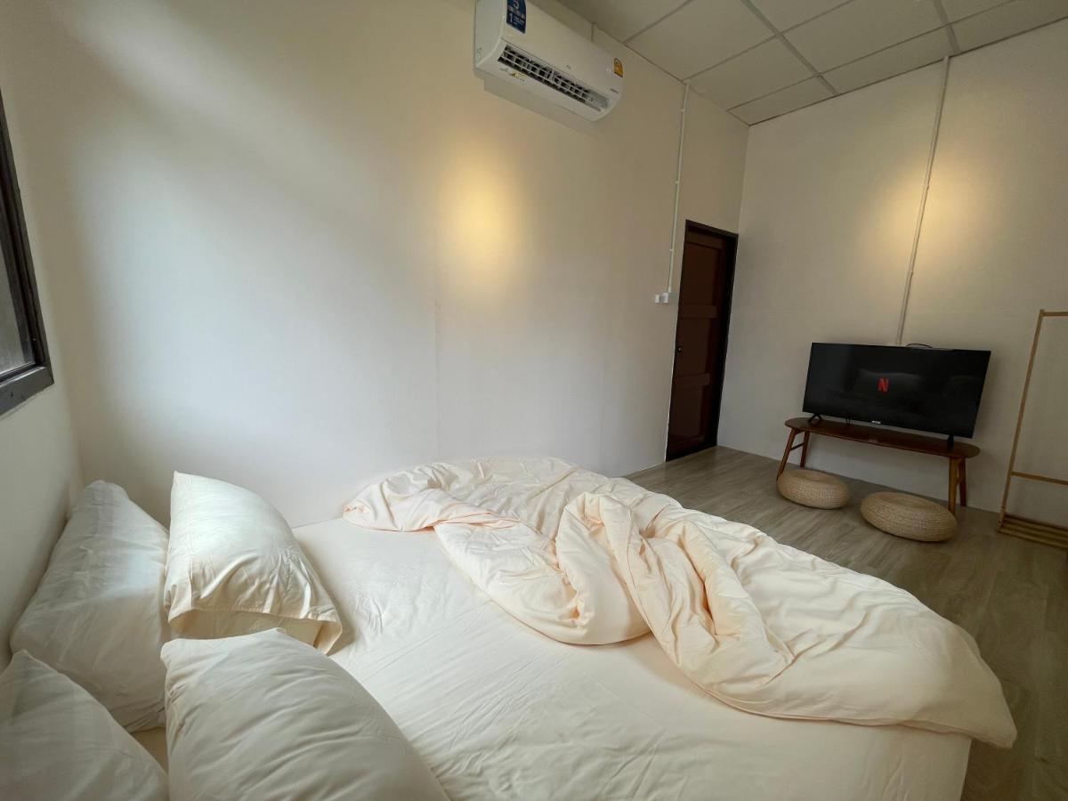 Hostel The Ordinary 8 Surat Thani Exterior foto